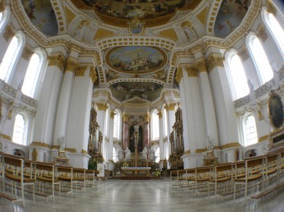 Blick durch den Mittelgang des Kirchenschiffes zum Kreuzaltar